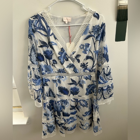 RED DRESS | blue and white dress - Picture 5 of 7